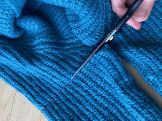 Blauw vest mouwen knippen