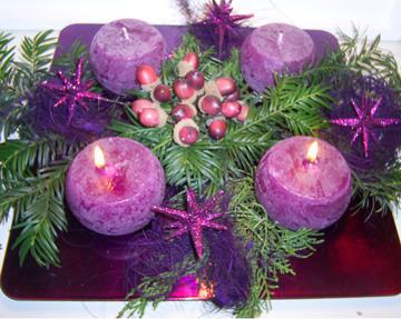 adventsopstelling op paarse schaal en adventssterren